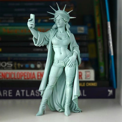 Statue of Liberty decor, selfie goddess sculpture, resin crafts, family office decor, funny models. - Moze