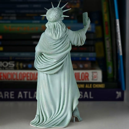 Statue of Liberty decor, selfie goddess sculpture, resin crafts, family office decor, funny models. - Moze