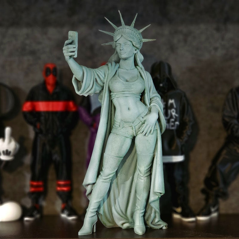 Statue of Liberty decor, selfie goddess sculpture, resin crafts, family office decor, funny models. - Moze