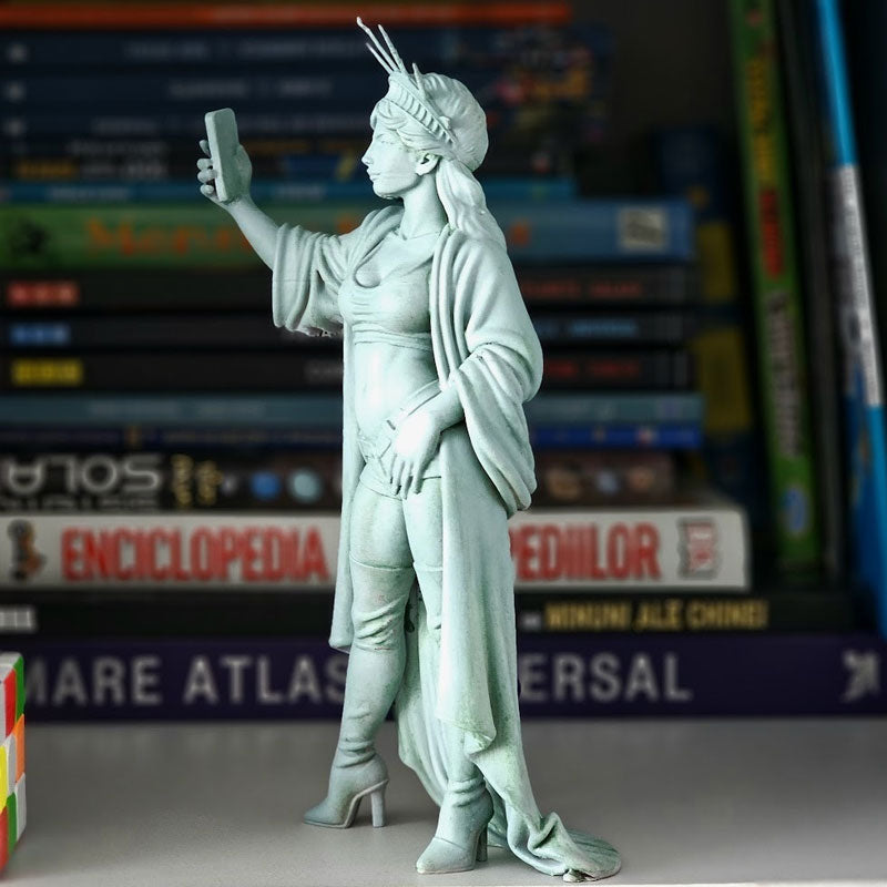 Statue of Liberty decor, selfie goddess sculpture, resin crafts, family office decor, funny models. - Moze