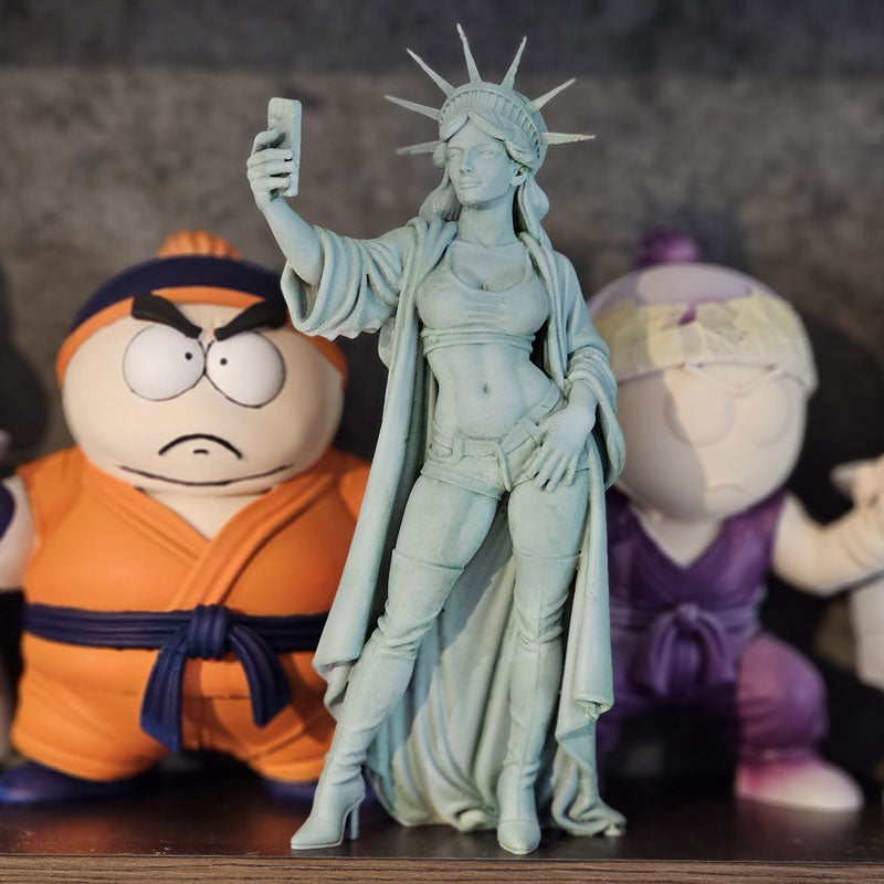Statue of Liberty decor, selfie goddess sculpture, resin crafts, family office decor, funny models. - Moze